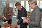 Leipuri-lehden toimituspäällikkö Elina Matikainen (oik.) esitteli presidentille leipäkorin sisältöä.