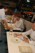 Tuomaristo maisteli kilpailutuotteet leipätaitotyötä lukun ottamatta. Oikealla Suomen tuomari Veli-Matti Ahvenharju, sitten Tanskan, Norjan ja Ruotsin tuomarit.
