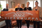 Kimmo Sivonen, Inka Valkeapää, Susanna Saari ja Sini Rajamäki iloitsivat K-Citymarket Tammiston saamasta Vuoden 2022 Leipäkauppa-tunnustuksesta.