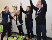 Voittajajoukkue Mia Tammelin (2. vas.), Helena Lähteilä ja opettaja Esa Savolainen saavat Rinkeli Grand Prix -kilpailun kiertopalkintopokaalin Leipuriliiton toimitusjohtaja Mika Väyryseltä.