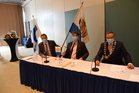 Vuosikokouksen puheenjohtajana toimi Mika Gilan (keskellä). Oikealla Kari Meltovaara ja vasemmalla Mika Väyrynen. Korona-aika näkyy varustautumisessa.