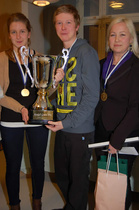 Voittajille annettavaa kiertopalkintopokaalia pitelevät kultamitalit kaulassaan Susanna Laitala ja Niko Etula, oikealla opettaja Sigrid Müller.