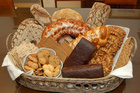 Leipäkoriin oli koottu mahdollisimman kattavasti erilaisia leipomotuotteita ja myös eri puolilta maata olevista leipomoista.
