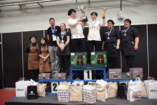 Leipomoalan SM-joukkuekilpailun voittajat Elonen Oy Leipomon Jorma Uusitalo ja Katri Mäkinen korkeimmalla korokkeella. Vasemmalla hopeajoukkue Ramin Konditoria ja neljänneksi tullut Pielispakari, Oikealla Linkosuon Leipomon joukkue, joka tuli kolmanneksi.