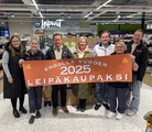 Pohjois-Pohjanmaan Leipomot vei banderollin K-Supermarket Toppilalle Ouluun.