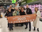 Turun Seudun Leipuriyrittäjät vei kauppiaalle ja leipäosaston hoitajalle myös oman tunnustuksensa, eli pokaalin ja kukkakimpun. Ehdokas on K-Supermarket Masku. Kauppias Turo Tikanmäki pitelee pokaalia.
