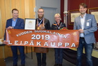 Kauppias Sasu Hamina (2.vas.) ja leipäosaston hoitaja Päivi Lappalainen ottivat vastaan voittobanderollin, jonka luovuttivat Leipuriliiton toimitusjohtaja Mika Väyrynen (vas.) ja Etelä-Suomen Leipomoyrittäjät ry:n puheenjohtaja Mika Gilan. 