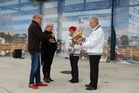 Porin Vuoden yritys 2016 palkittiin Porin Päivänä 24.9. 2016 torijuhlassa Satakieli-lavalla. Tunnustuksen ottivat vastaan Porin Leipä Oy:n hallituksen puheenjohtaja Ulla Lehmijoki ja toimitusjohtaja Timo Valli (oikealla). Luovuttajina Porin Yrittäjien puheenjohtaja Jari Taimi ja sihteeri Nina Huhtamäki. Kuva Aapo Valli.