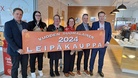 Kauppiaat Raimo ja Krista Pudas (2. ja 3. oik.), leipäosaston vastaava Tarja Tervola (4.oik.) ja seuraavana varavastaava Satu Kurvinen. Leipuriliiton tj. Mika Väyrynen oikeassa reunassa ja Pohjois-Pohjanmaan Leipomot ry:n puheenjohtaja Juho Meriläinen vasemmassa reunassa.