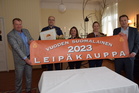 Kuvassa leipomoyrittäjä Otto Lundström Eromangan Leipomosta (vas.), kauppias Jani Heinänen, leipäosaston varavastaava Paula Ek,  leipäosaston vastaava Taina Grotell ja Leipuriliiton toimitusjohtaja Mika Väyrynen. 