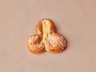 Nyyttipulla on pehmeä pulla, jossa on keskellä vanilja-jogurttitäyte. Jokainen pulla muotoillaan käsin.