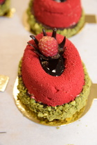 Hopeajoukkueen konditoriatuote 'Loiskis passion-vadelma'