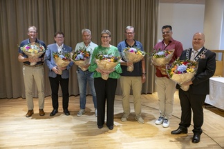 Vuoden 2025 vuosikokouksessa kultaisen ansiomerkin saivat Andreas Knip (vas.), Hannu Räinä, Timo Kyllinen, Elina Matikainen, Jukka Hämäläinen, Harri Jaakkola ja Anttu Rautio.