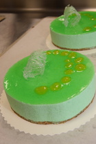 Voittajien konditoriatuote Kevätomenakakku