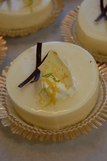 Voittajien oma konditoriatuote oli Sitruuna-lakritsi-unelma -leivos.