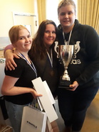 Turun ammatti-instituutin voittajajoukkueessa kilpailivat Alisa Narsakka ja Oskari Takkinen. Keskellä opettaja Arja Korhonen-Masalin.