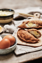 Rostiksessa on samat ainekset kuin karjalanpiirakassa eli ohut ruiskuori, riisitäyte ja mausteena munavoi.