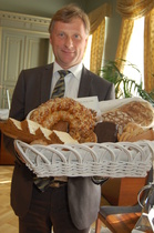 Maa- ja metsätalousministeri Jari Koskinen otti vastaan korin täynnä herkullisia leipomotuotteita.