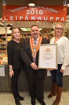 Sokos Herkun voittoisasta leipäosastosta vastaavat Mira Salonen (oik.) ja Regina Roomets (vas.). Keskellä myyntipäällikkö Timo Pitkäranta.