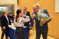 Valtuuskunnan puheenjohtajaksi valittiin Jari Elonen, Elonen Oy Leipomo, jota Leipuriliiton Kati Sinda onnittelee. Taustalla vasemmalla saapuu onniteltavaksi valtuuskunnan varapuheenjohtajaksi valittu Anttu Rautio, Kotileipomo Siiskonen Oy.