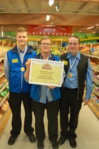 S-market Rantakatu Joensuun voittoisasta leipäosastosta huolehtivat Pekka Alitupa (vas.)ja Marketta Muhonen. Oikealla Pohjois-Karjalan Osuuskaupan aluepäällikkö Ari Piiroinen.