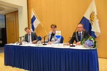 Vuosikokouksen puheenjohtajana toimi keskellä istuva Etelä-Suomen  Leipomoyrittäjät ry:n pj Mika Gilan, Kakkutalo Gilan Oy. Häntä avustivat Kari Meltovaara ja Leipuriliiton tj. Mika Väyrynen.