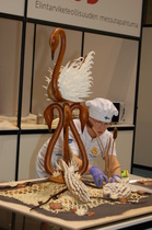 Suomen Katri Mäkinen viimeistelee leipätaitotyötään.