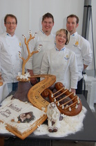 Voittoisassa leipurimaajoukkueessa leipoivat Joachim Wunsch (vas.), Jari Viljamaa ja Katri Mäkinen. Myös valmentaja Veli-Matti Ahvenharju (oik.) iloitsi joukkueen menestyksestä.