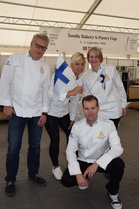 Suomen leipurijoukkue, Timo Kyllinen (vas.), Eva Marttila ja Henna Lassila. Edessä valmentaja ja tuomari Veli-Matti Ahvenharju.