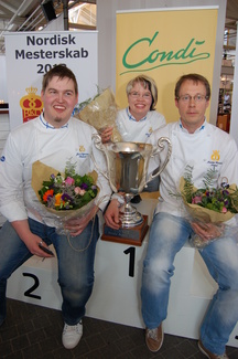 Leipurimaajoukkue otti vuoden 2013 Pohjoismaiden mestaruuden Kööpenhaminassa pidetyissä kilpailuissa. Oikealta Jari Viljamaa, kahvileivät, Katri Mäkinen, taitotyö ja Joachim Wunsch, ruokaleivät.