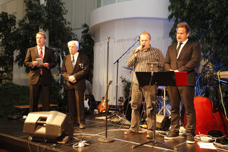 Leipurliiton entisen toiminnanjohtajan Leo Hämäläisen 95-vuotispäivää muistettiin Leipuripäivillä 2013 Vuokatissa laulamalla yhdessä Nälkämaan laulu.