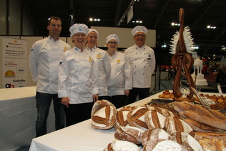 Suomen leipurijoukkue PM-kilpailuissa Tampereella lokakuussa 2014. Vasemmalla valmentaja Veli-Matti Ahvenharju, sitten joukkue Katri Mäkinen, Meiju Petrelius ja Tytti Tukiainen. Oikealla Valio Oy:n Tapio Viikinniemi, joka avusti valmennuksessa.