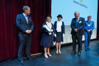 Vuoden 2016 vuosikokouksen lopuksi palkittiin aktiivisin paikallisyhdistys, Pohjois-Pohjanmaan Leipomot ry. Puheenjohtaja Sirpa Räinä (toinen vas.) ja sihteeri Pirjo Kyllinen puettiin knalleihin, huiveihin ja hansikkaisiin. Tunnustuksen luovuttivat Mika Väyrynen (vas.), Anders Bondén (toinen oik.) ja Jari Elonen.