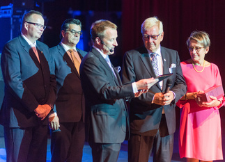 Leipuriliiton luottamustoimissa neljälläkymmenellä eri vuosikymmenellä toimineelle Anders Bondénille luovutettiin Leipuriliiton kunniajäsenyys vuoden 2018 Leipuripäivien illallisella. Bondénin vieressä puoliso Rita Bondén. Luovuttamassa Mika Väyrynen (keskellä), Harri Jaakkola ja Kari Meltovaara.