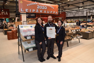 Vuoden 2020 Leipäkauppa on K-citymarket Lappeenranta. Kuvassa kauppiaspariskunta Miia ja Ari Piiroinen sekä oikealla leipäosaston hoitaja Minna Koistinen.