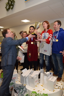 Rinkeli Grand Prix 2020 -kilpailun kultamitalin otti hämeenlinnalaisen Ammattiopisto Tavastian joukkue Sara Nejati ja Jasmin Pellikainen, joiden opettajana toimi Veli-Matti Ahvenharju. Mika Väyrynen ojentaa kiertopalkintopokaalia.